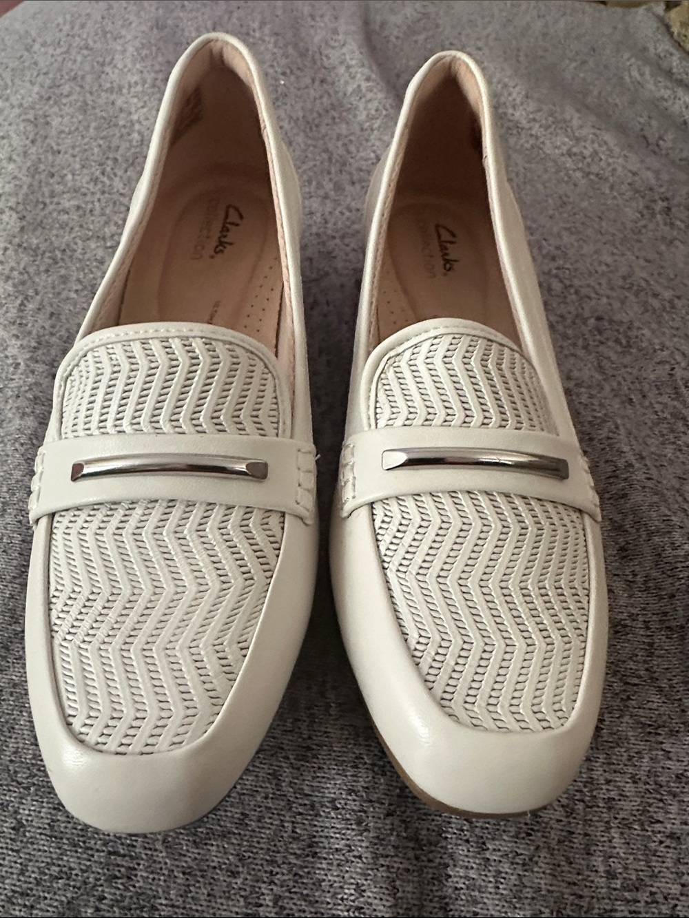 Clarks Women's Cream Leather Loafers with Silver Bit Accent Sz 8.5